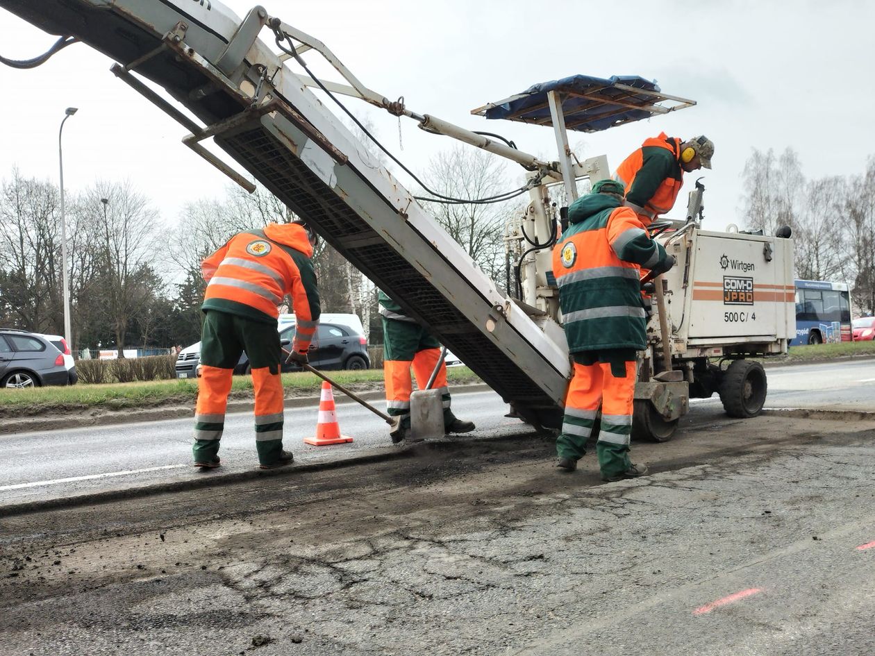 Jelenia Góra: Trwa łatanie dziur w jezdni na alei Jana Pawła II