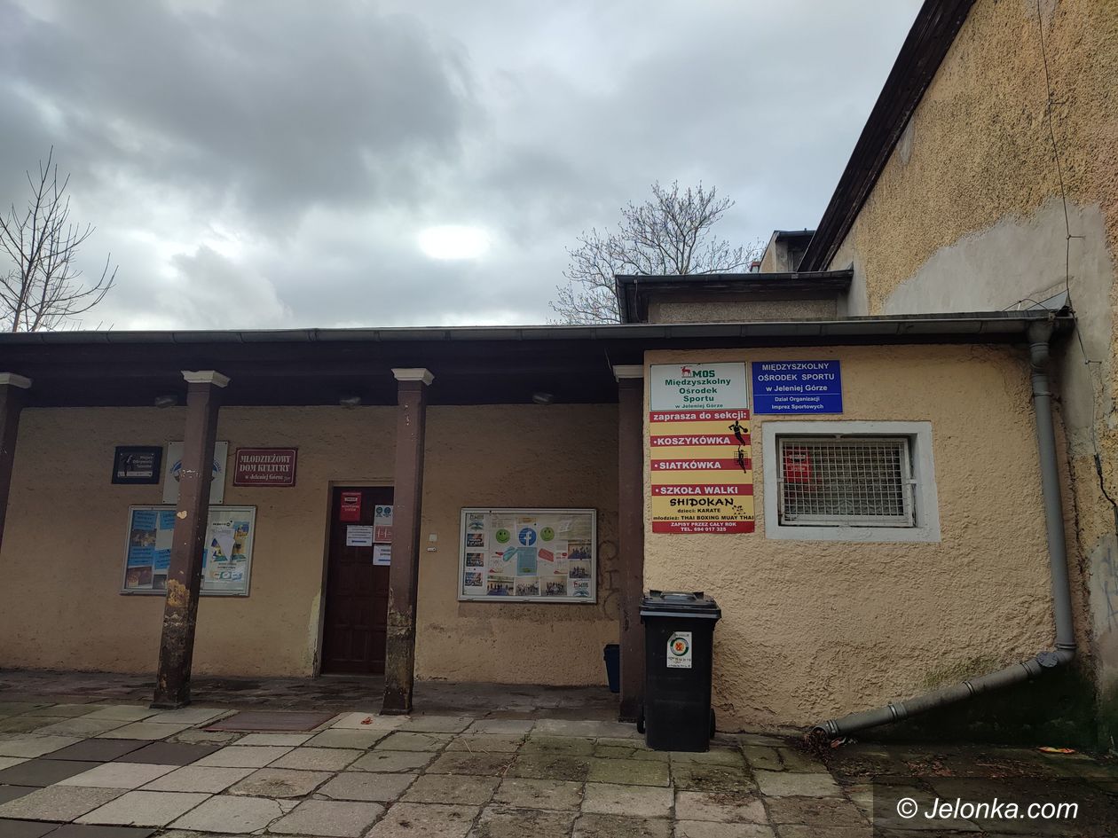 Jelenia Góra: Remont MDK: Dwie oferty