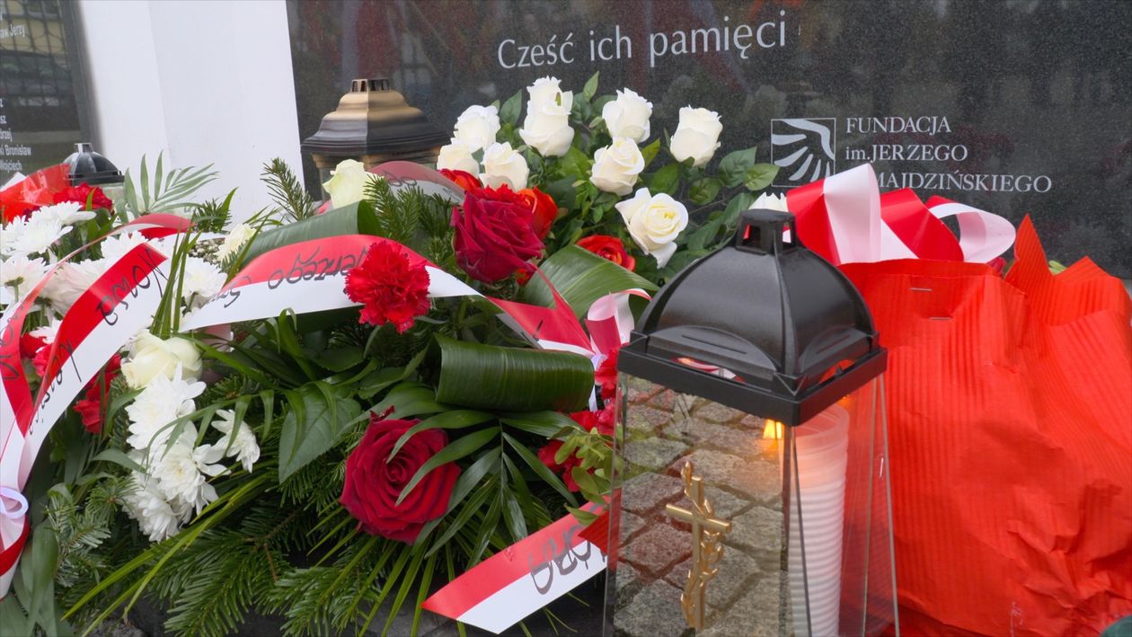 Jelenia Góra: Jeleniogórzanie złożyli kwiaty i zapalli znicze