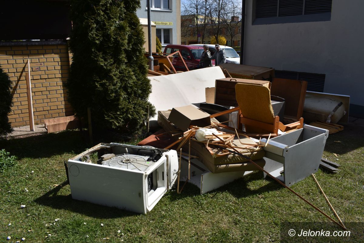 Jelenia Góra: Bałagan przy śmietniku