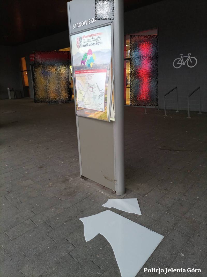 Jelenia Góra: Złość wyładował na rozkładzie jazdy