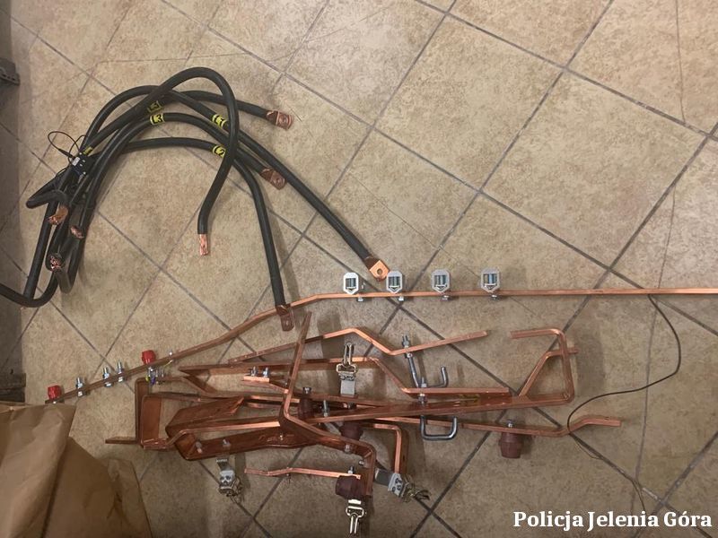 Powiat: Złodzieje instalacji elektrycznej – zatrzymani