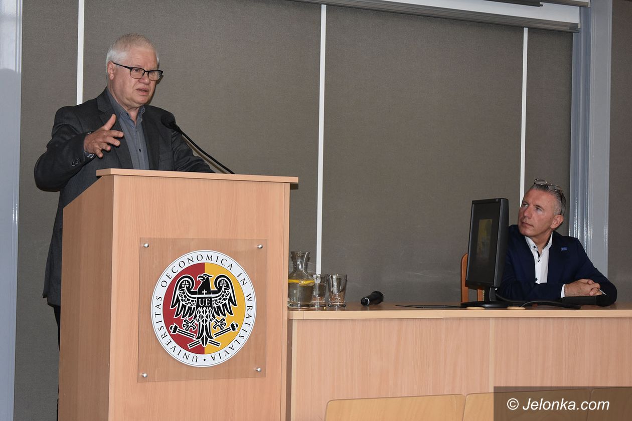 Jelenia Góra: J. Hausner u studentów