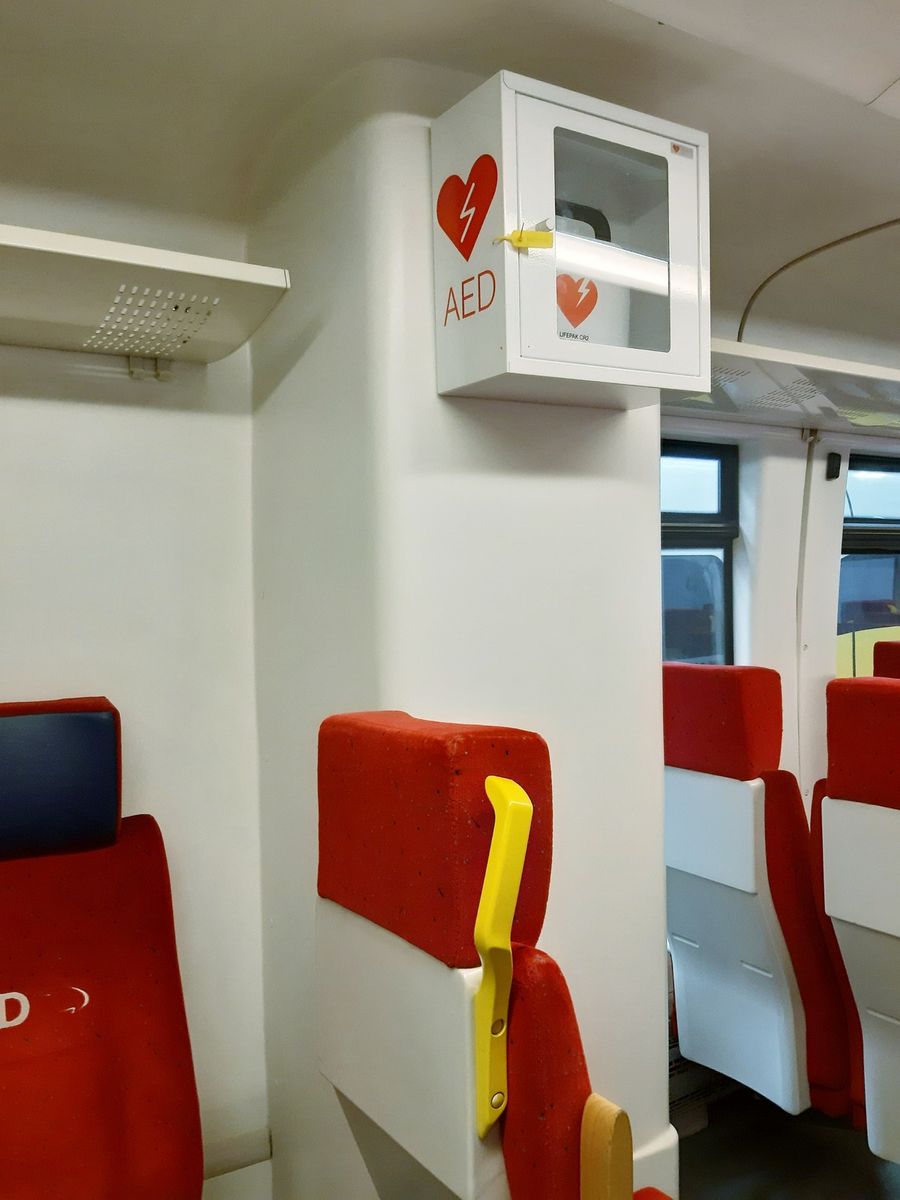 Region: Defibrylatory będą we wszystkich pociągach KD
