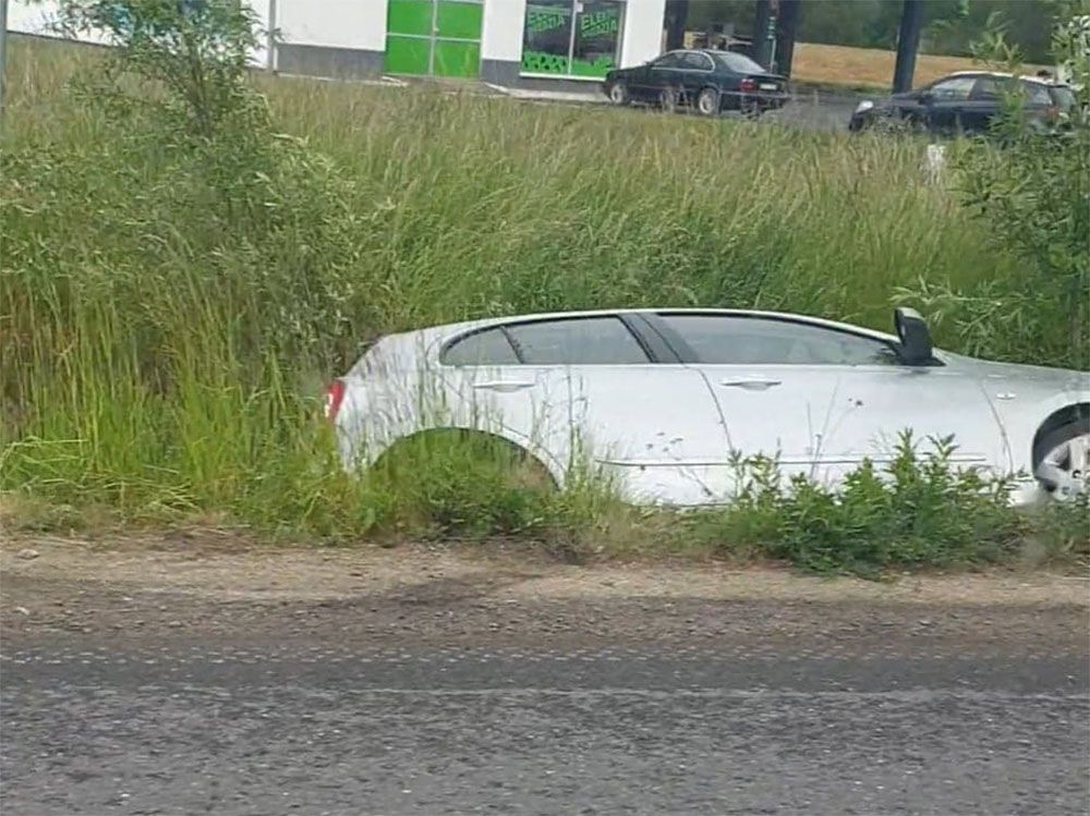 Lwówek Śląski: Samochód w rowie