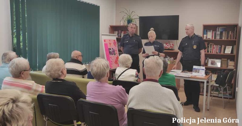 Jelenia Góra: Mundurowi ostrzegali seniorów  przed oszustami