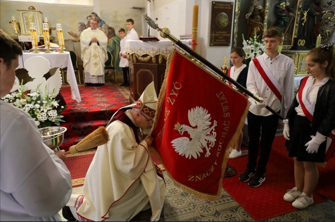 Kaczorów: Sztandar dla szkoły