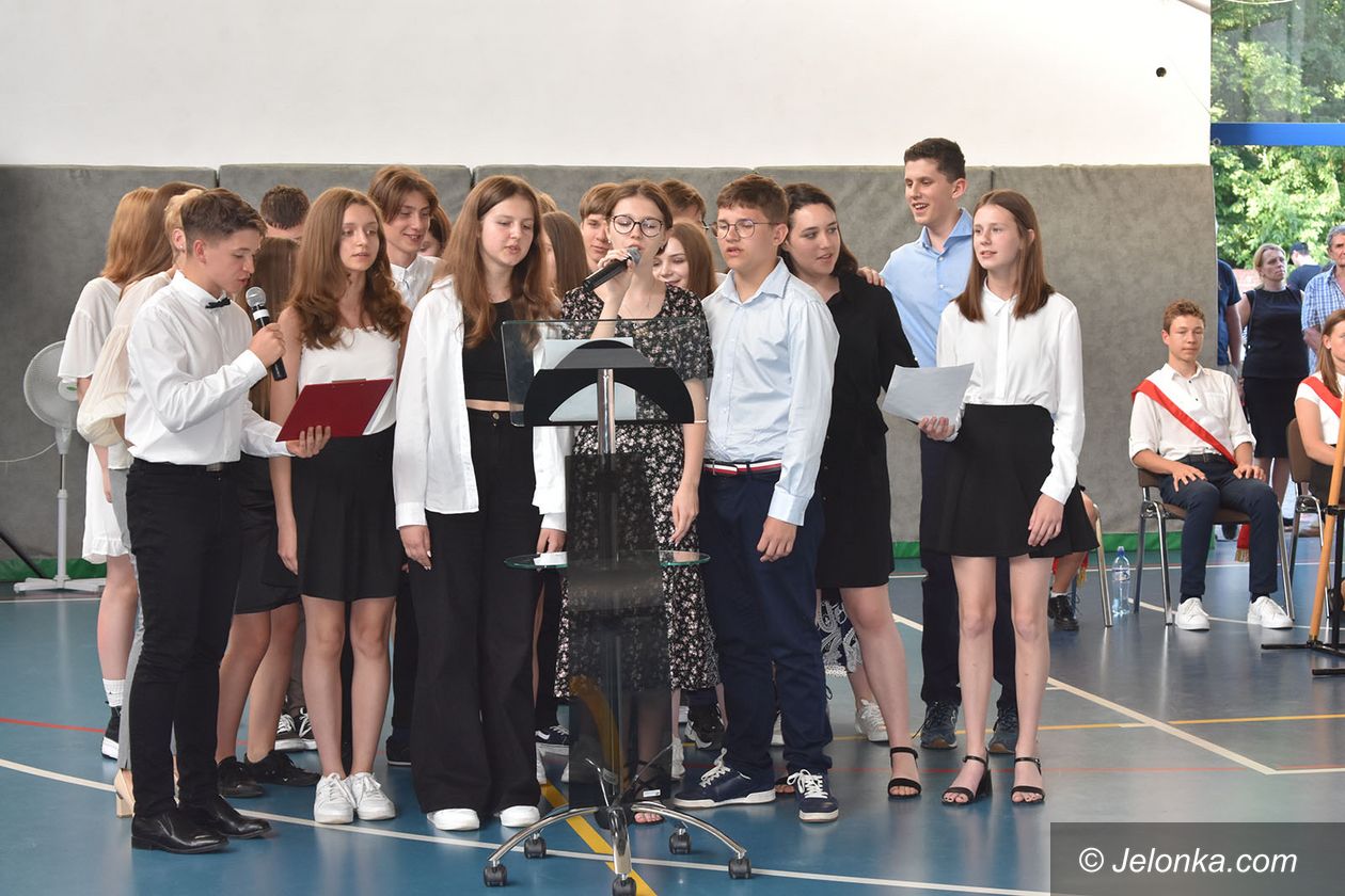 Jelenia Góra: Pożegnanie ósmoklasistów w SP nr 11