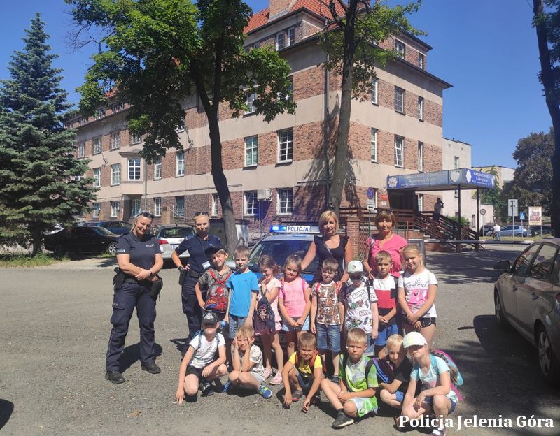 Jeżów Sudecki: Dzieci u policjantów