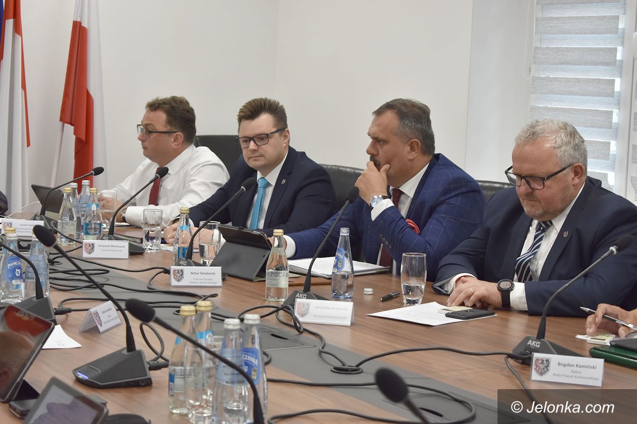 Powiat: Zarząd Powiatu z wotum zaufania i absolutorium