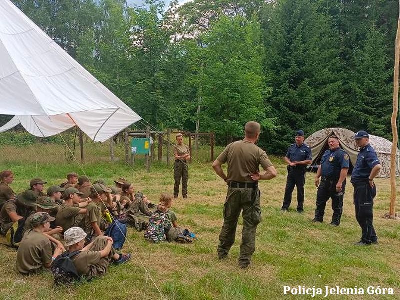 Szklarska Poręba: Mundurowi u harcerzy