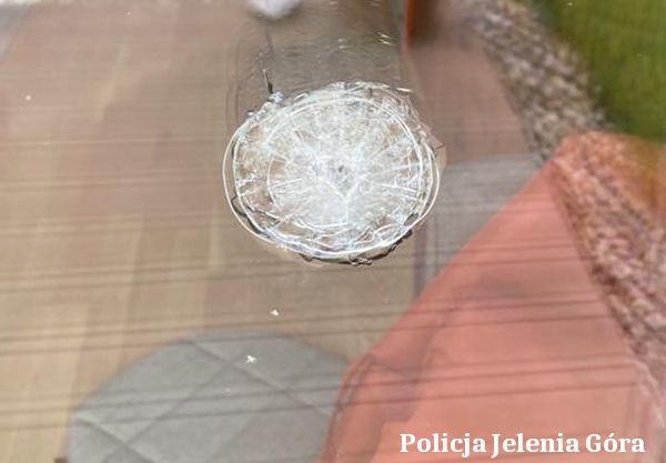 Jelenia Góra: Rzucał kamieniami, bo tak