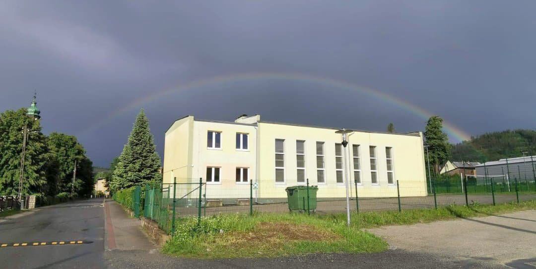 Sosnówka: Przy szkole powstanie zielony kącik z leżakami