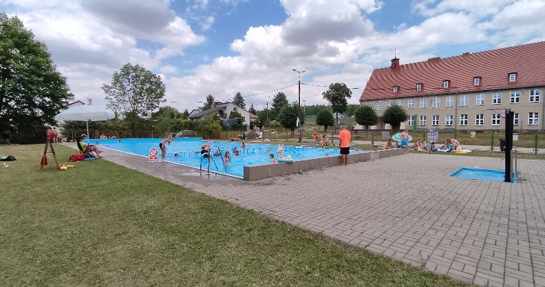 Złotoryja: Wożą za darmo na basen