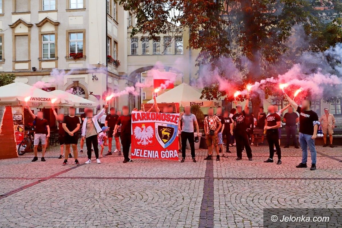 Jelenia Góra: Kibice pamiętali o powstańcach [Aktualizacja – VIDEO]