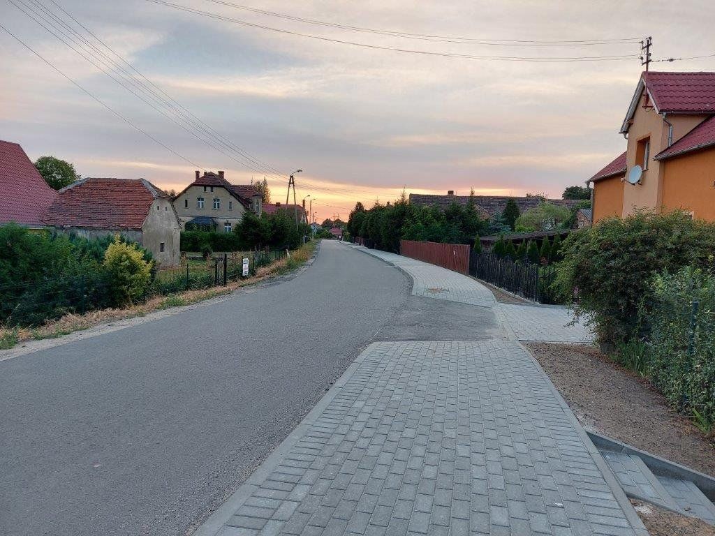 Gmina Nowogrodziec: Chodnik jak nowy