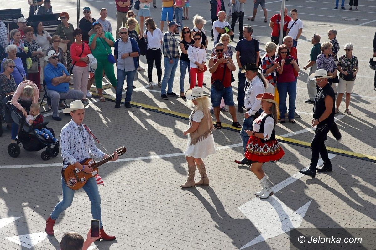 Jelenia Góra: Przy Galerii Sudeckiej z muzyką country
