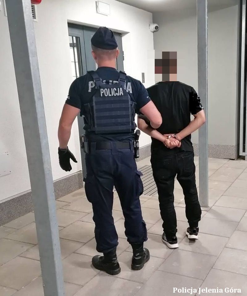 Kowary: Próba ucieczki kradzionym autem