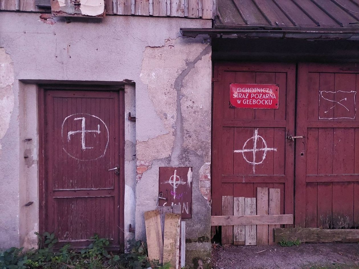 Głębock: Swastyka na remizie