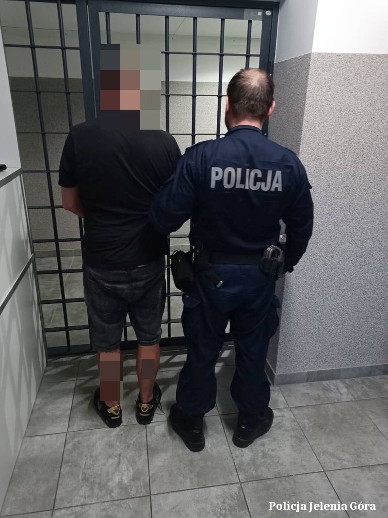Jelenia Góra: Rozbój w mieszkaniu