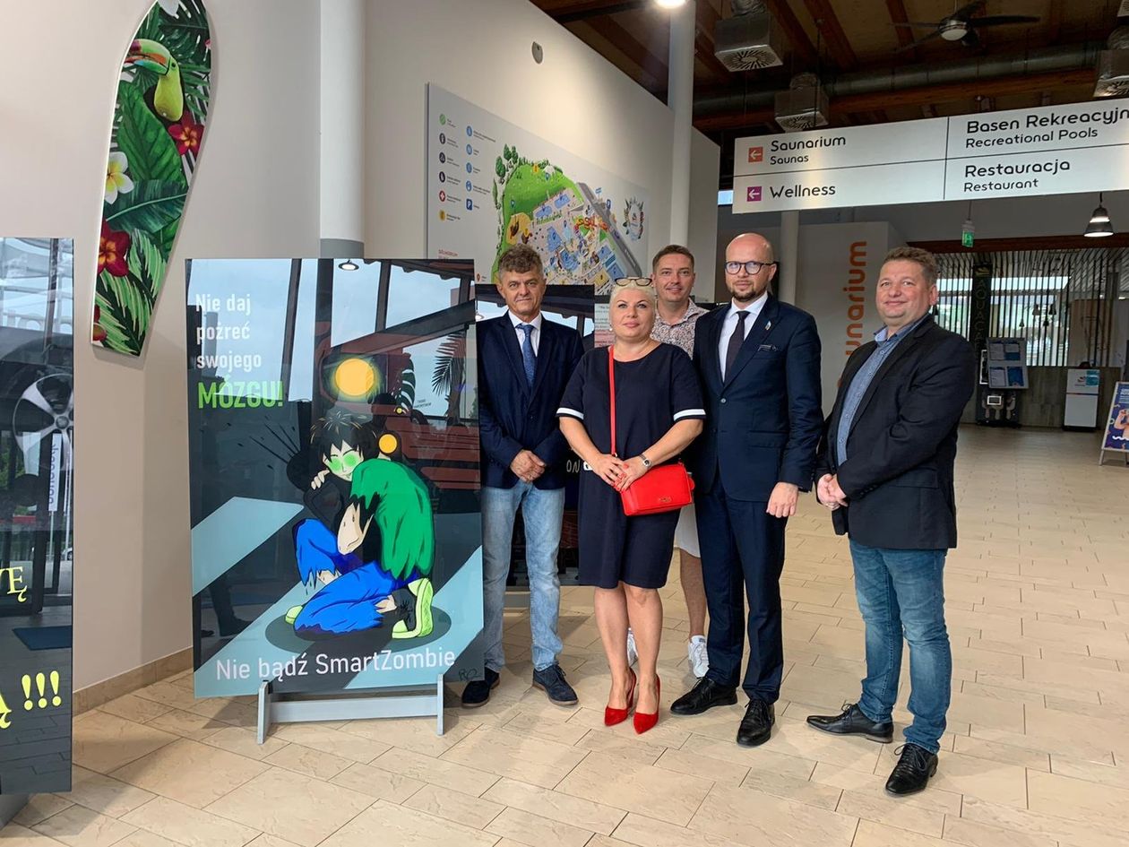 Wrocław: Wystawa w Aquaparku o smartzombie