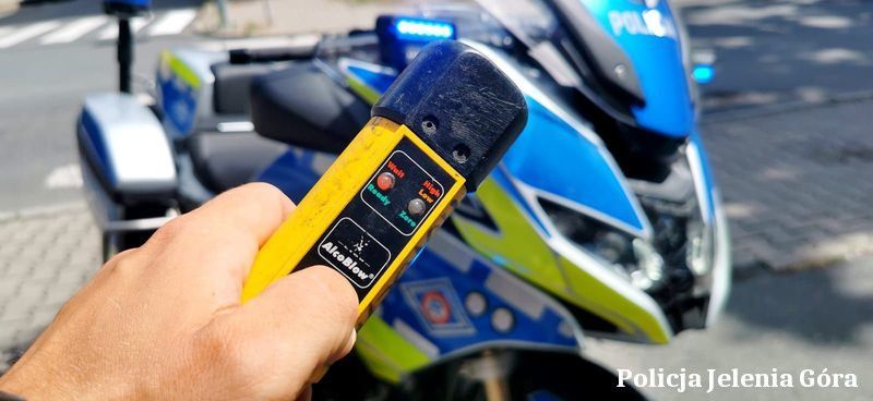 Powiat: Za kierownicą z zakazami i promilami