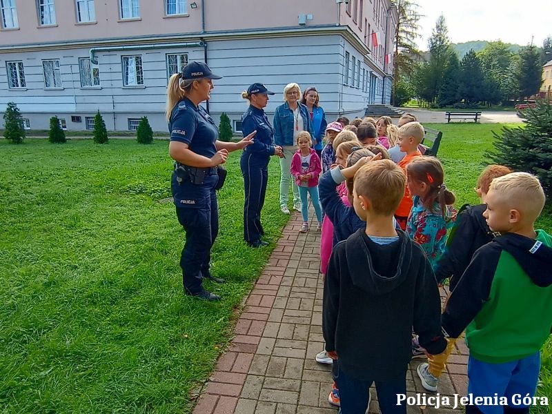 Jelenia Góra: Policjanci u pierwszaków