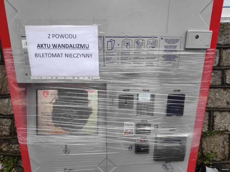 Jelenia Góra: Znowu zniszczony biletomat MZK