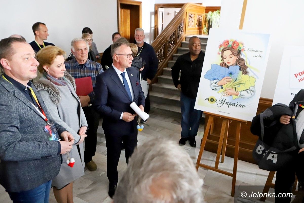 Jelenia Góra: Wystawa pocztówek i znaczków w Ratuszu