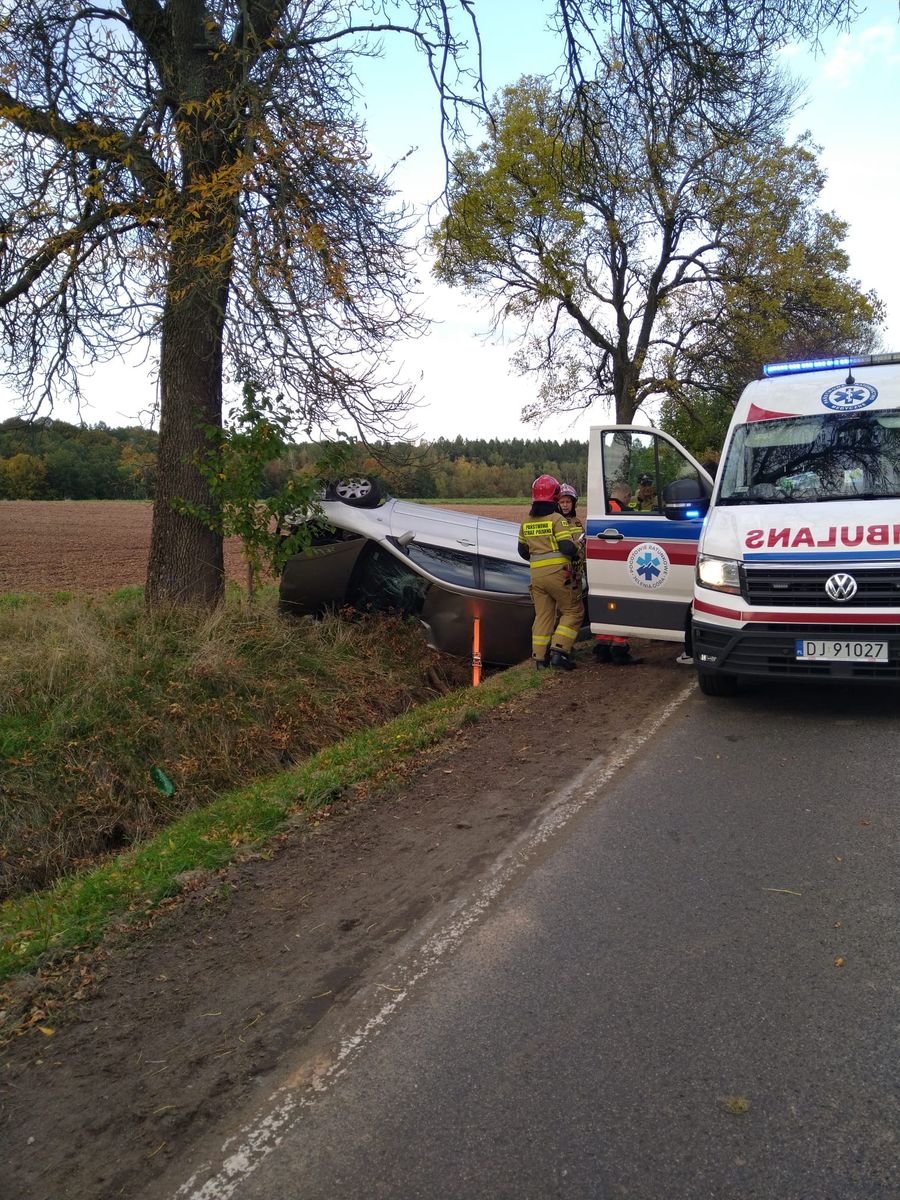 Region: Auto uderzyło w drzewo