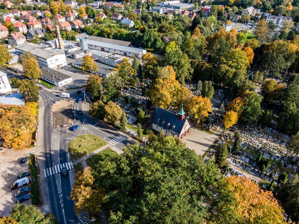 Jelenia Góra/Cieplice: Drogowcy wycinają asfalt pod przyszłe rondo