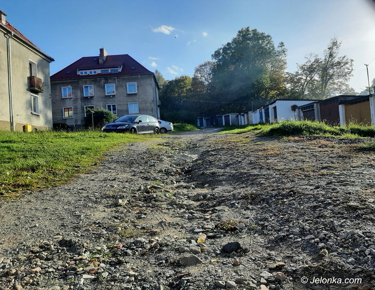 Kowary: Garaże są, drogi brak