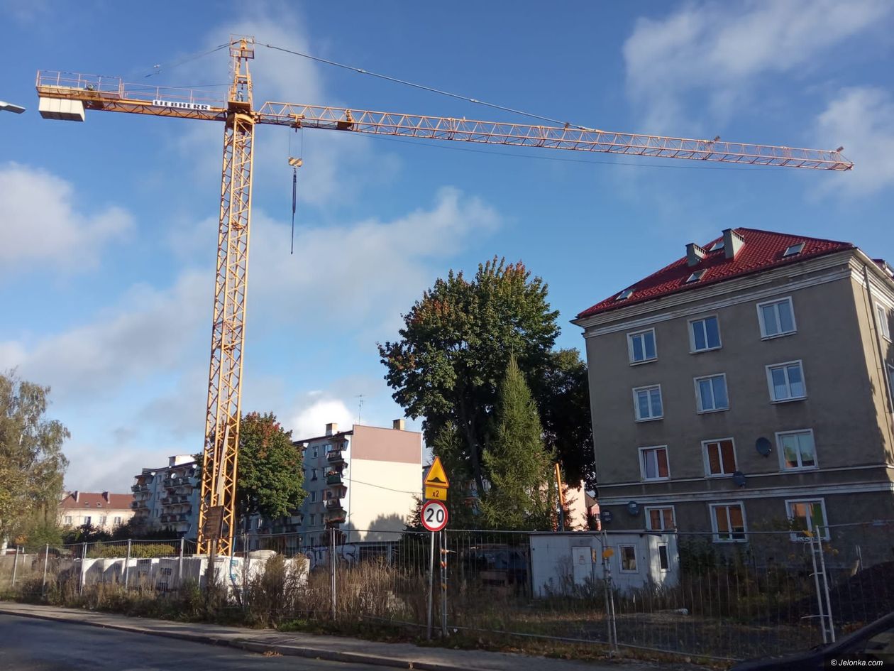 Jelenia Góra: Dźwig nadal straszy