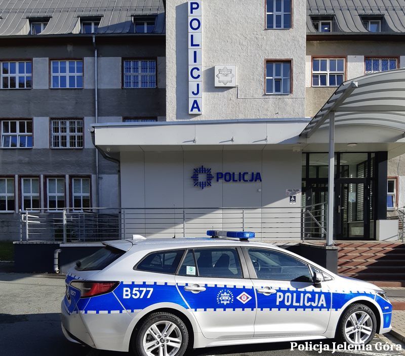 Jelenia Góra: Wandal wybił szybę, zniszczył drzwi