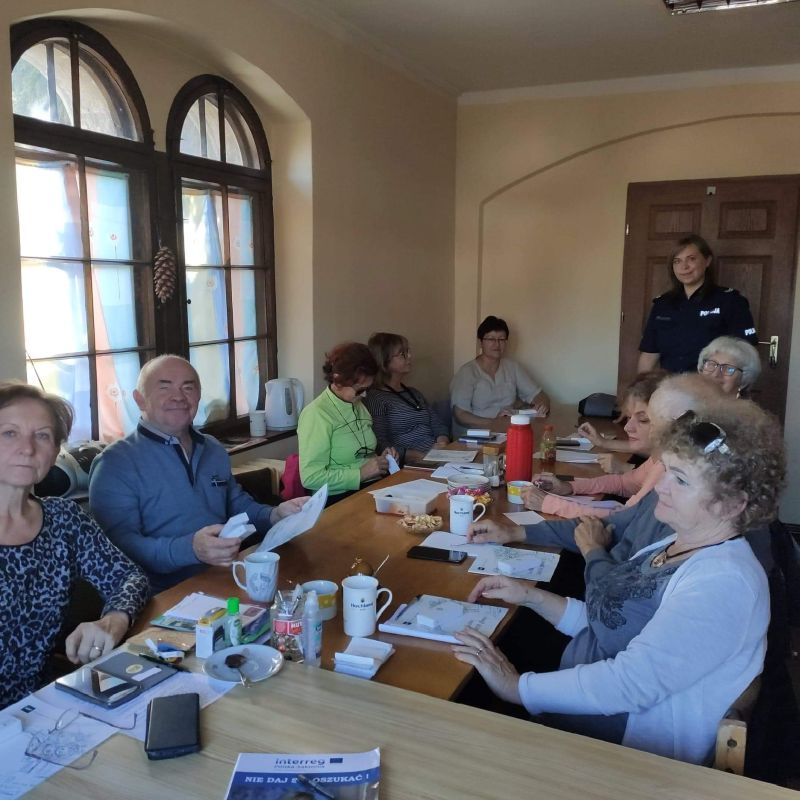 Lwówek Śląski: W sieci z seniorami