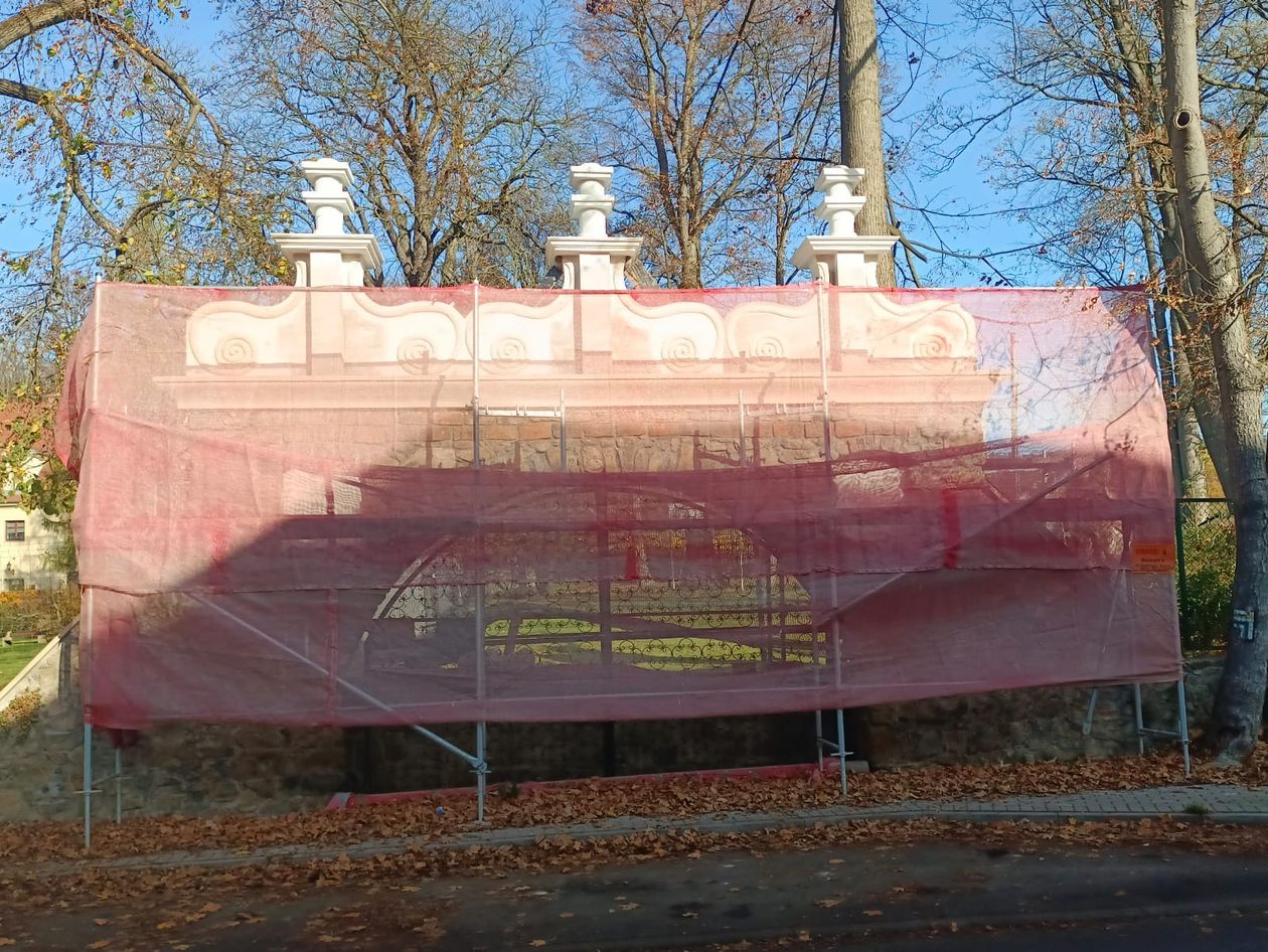 Janowice Wielkie: Remont zabytkowej bramy wjazdowej