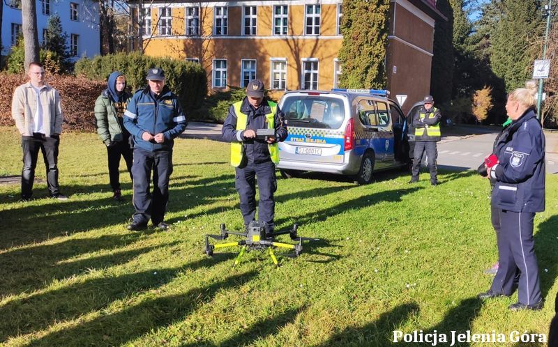 Jelenia Góra: Spotkanie policjantki i miejskich strażników ze studentami