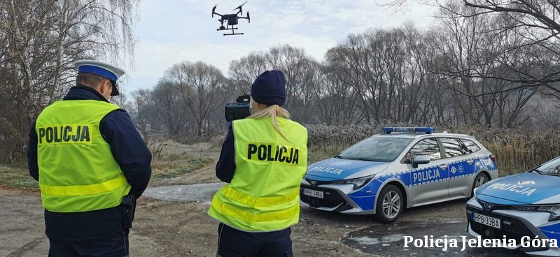 Powiat: Piesi pod okiem drona