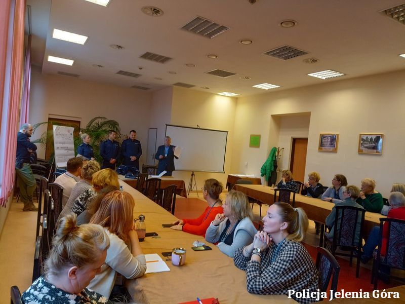 Jelenia Góra: Debata o bezpieczeństwie pracowników socjalnych