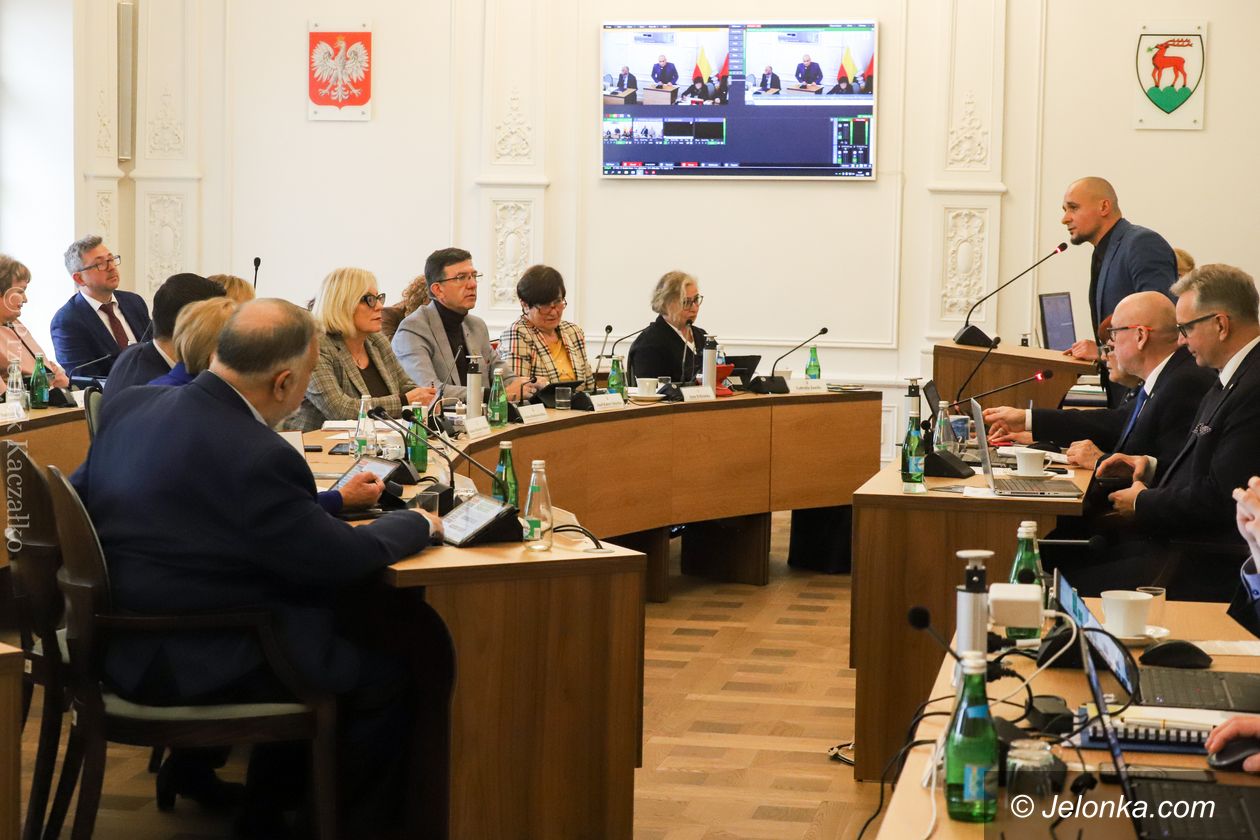 Jelenia Góra: Kontrowersje wokół zapisów uchwały o podwyżkach dla nauczycieli
