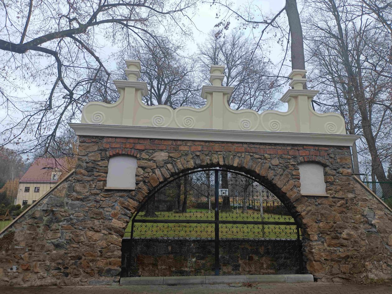 Janowice Wielkie: Brama po remoncie