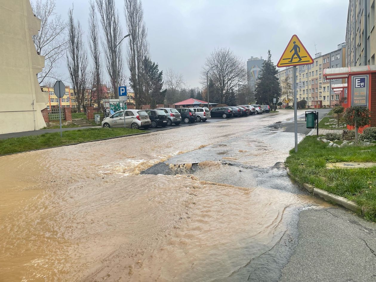 Jelenia Góra: Pękła rura na Moniuszki