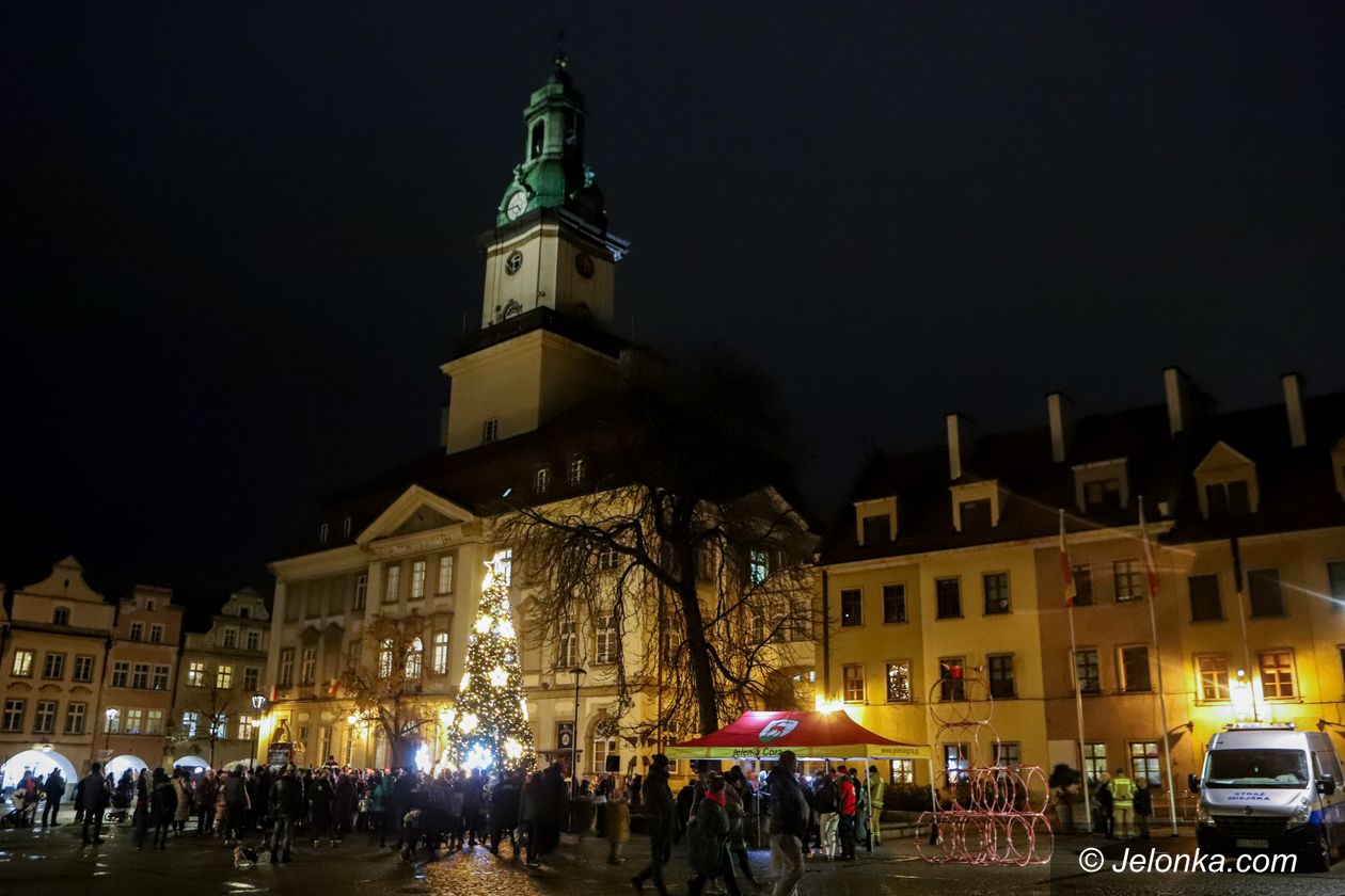 Jelenia Góra: Miejska choinka rozświetlona