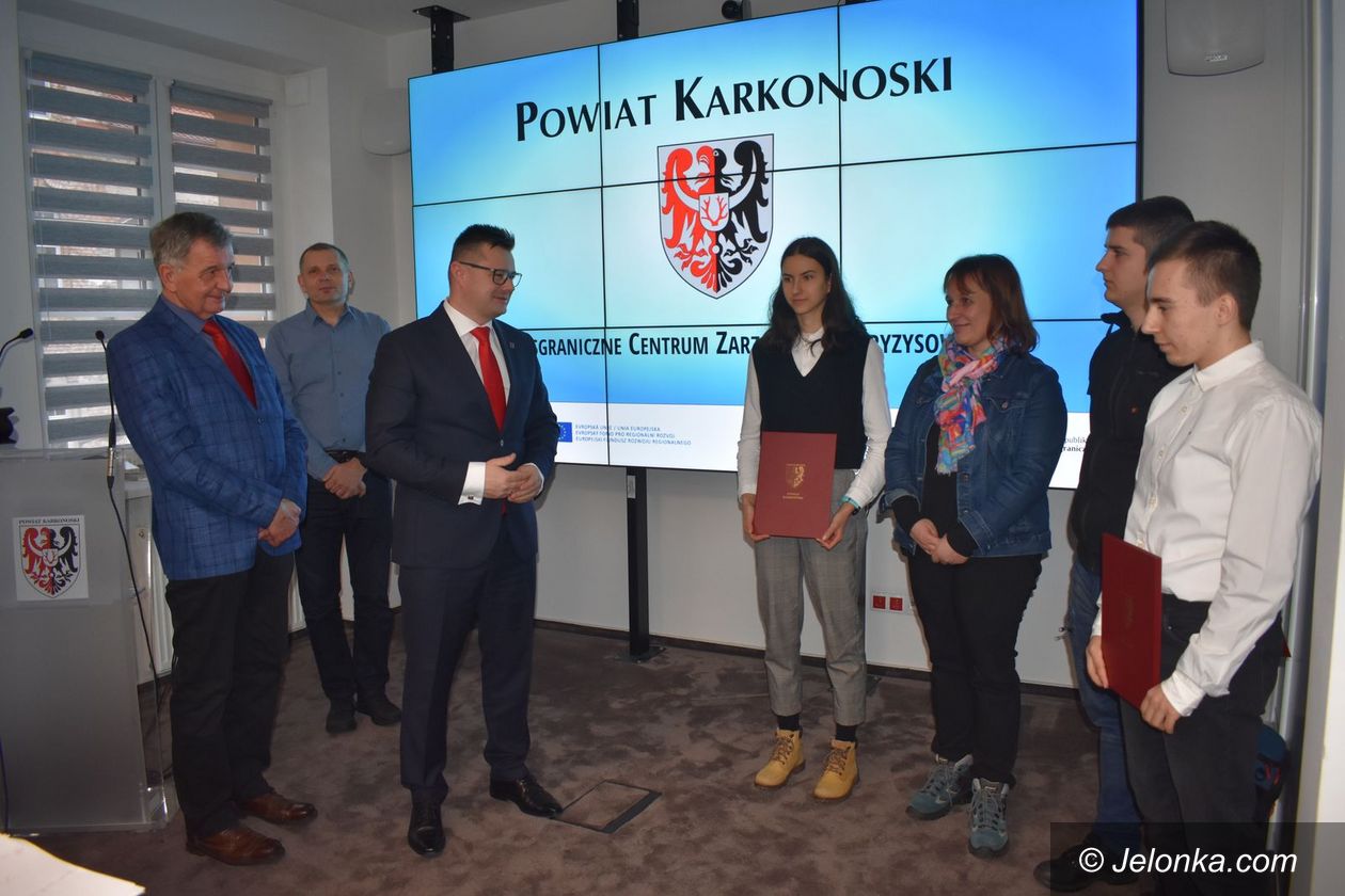 Powiat: Nagrody i stypendia dla najlepszych uczniów