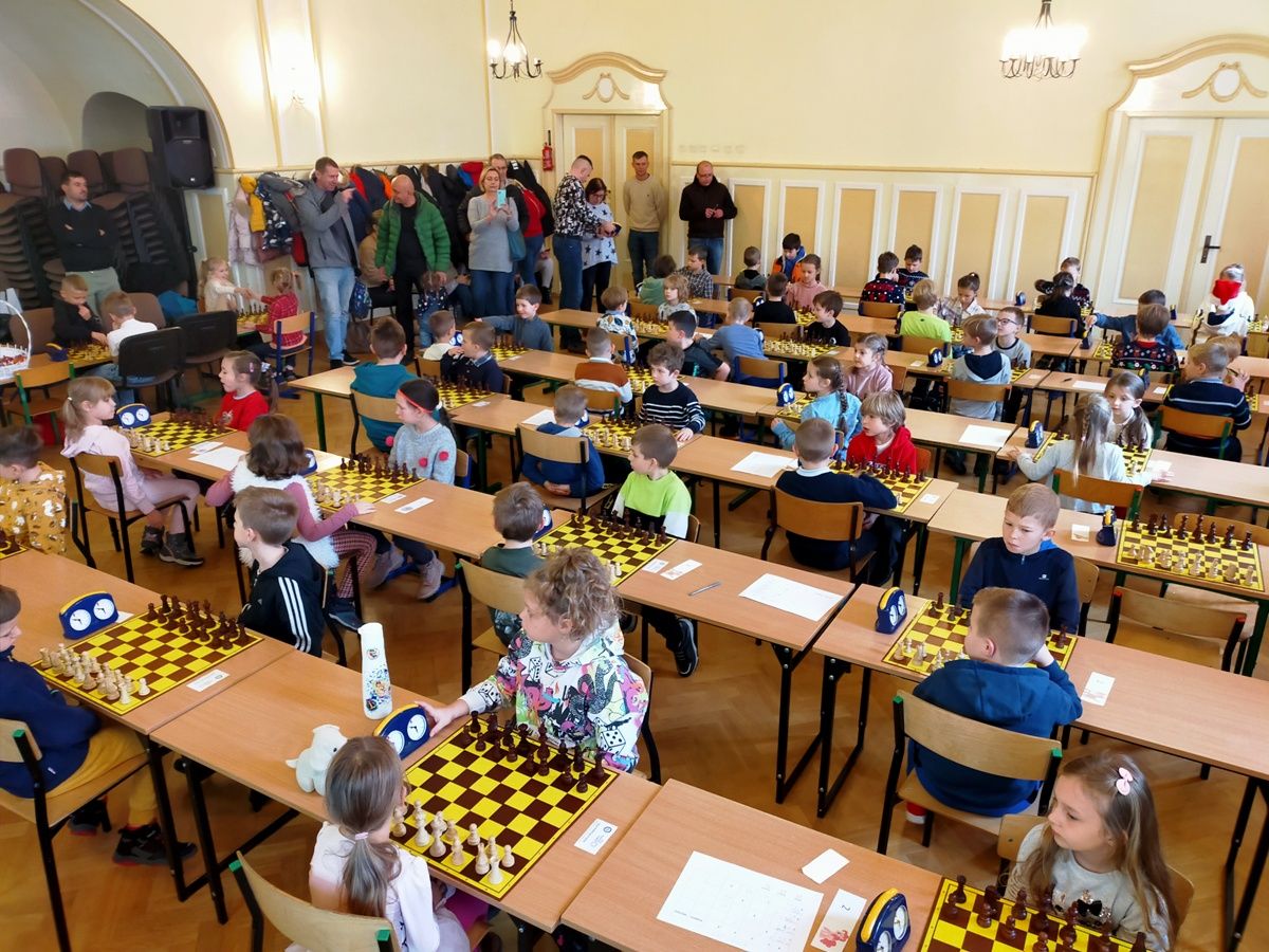 Jelenia Góra: Turniej Mikołajkowy w SP2 na 102!