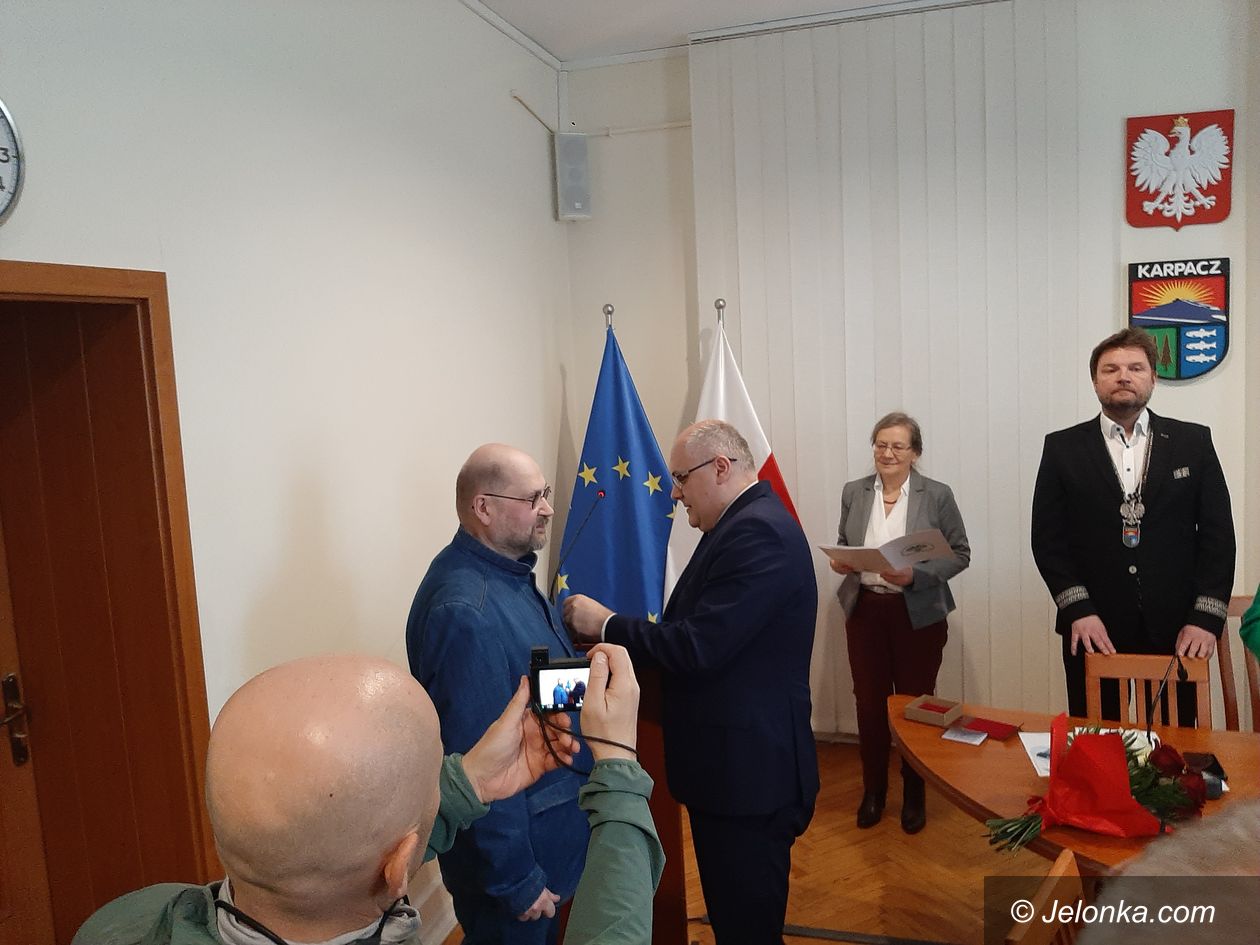 Karpacz: Medal Gloria Artis dla malarza Leszka Leguta