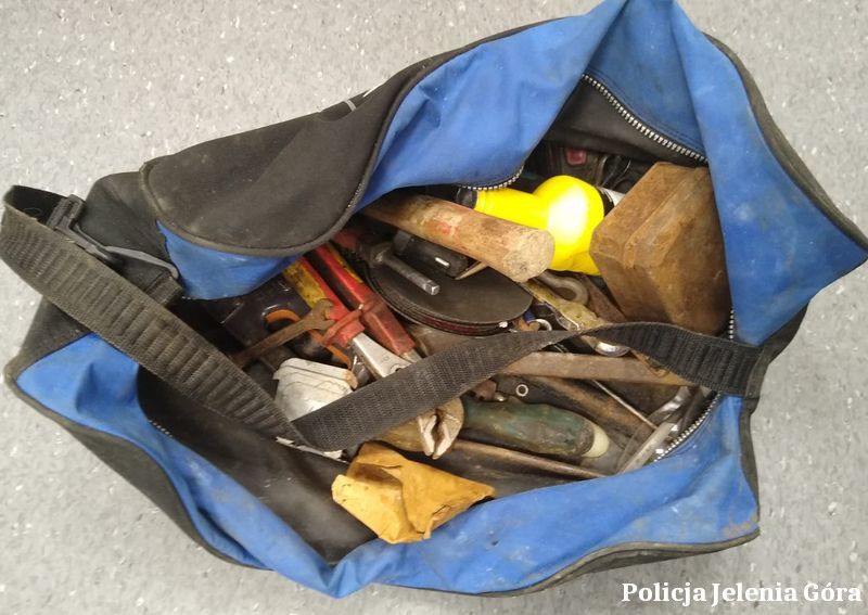 Kowary: Policjanci zatrzymali włamywacza