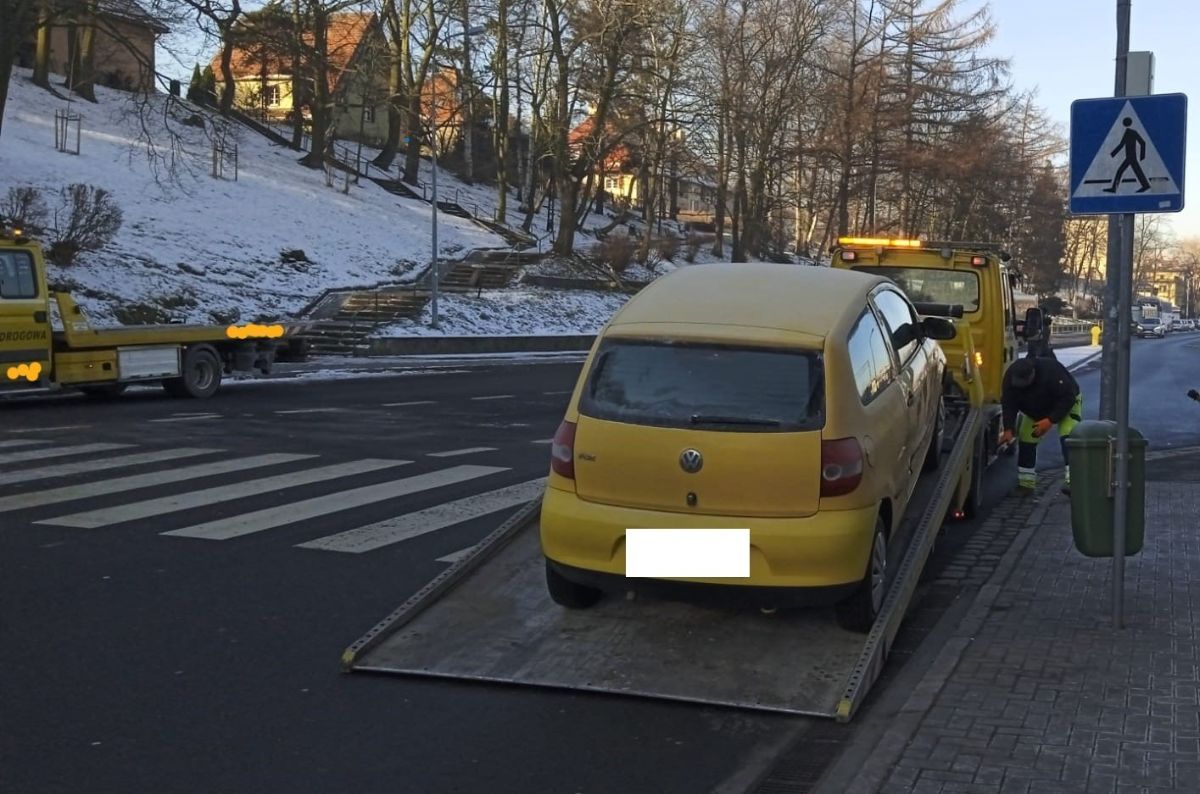 Jelenia Góra: Odholowane pojazdy z okolic dworca kolejowego