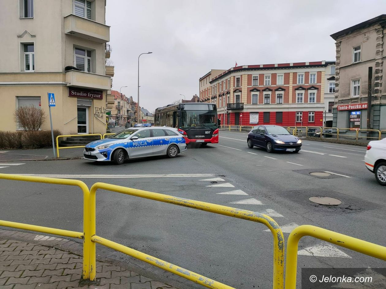 Jelenia Góra: Wymusił pierwszeństwo– kobieta trafiła do szpitala