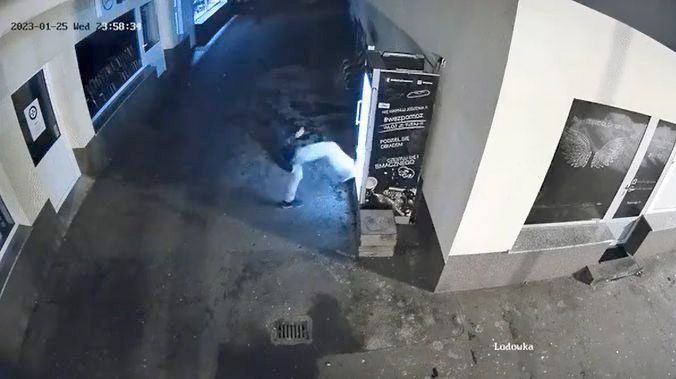 Jelenia Góra: Znowu wandal uszkodził lodówkę społeczną